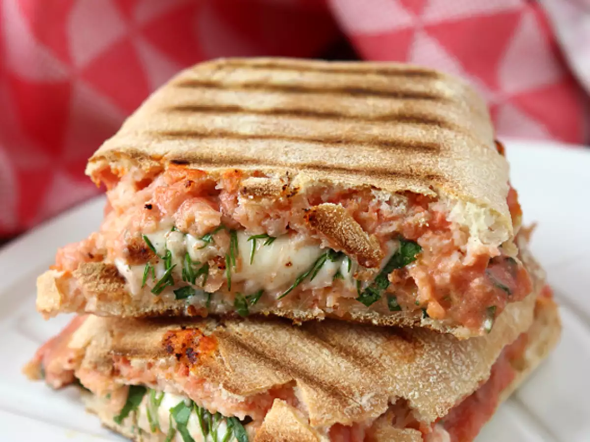 Panini s uzeným lososem, mozzarellou a koprem - foto 3