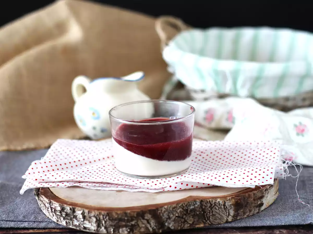 Panna cotta s coulis z lesních plodů