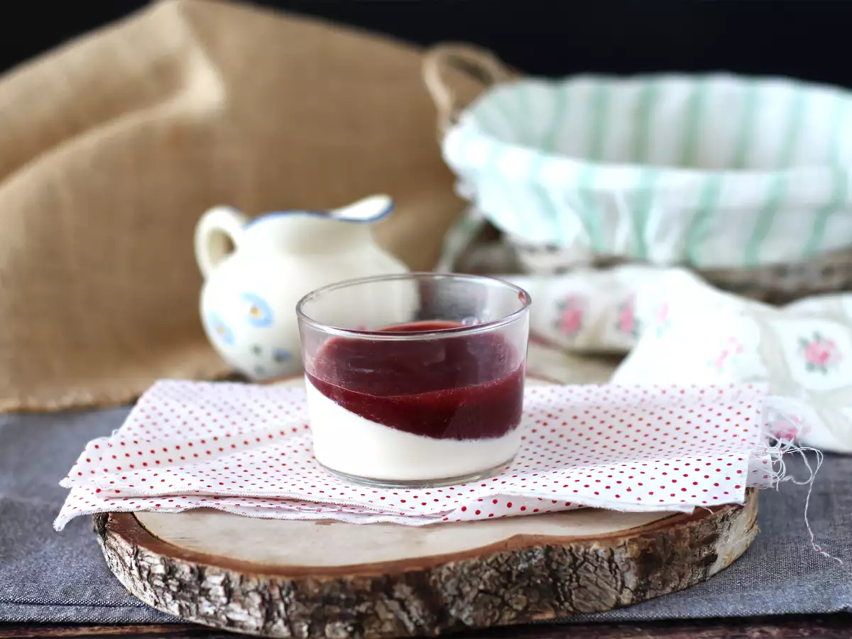 Panna cotta s coulis z lesního ovoce