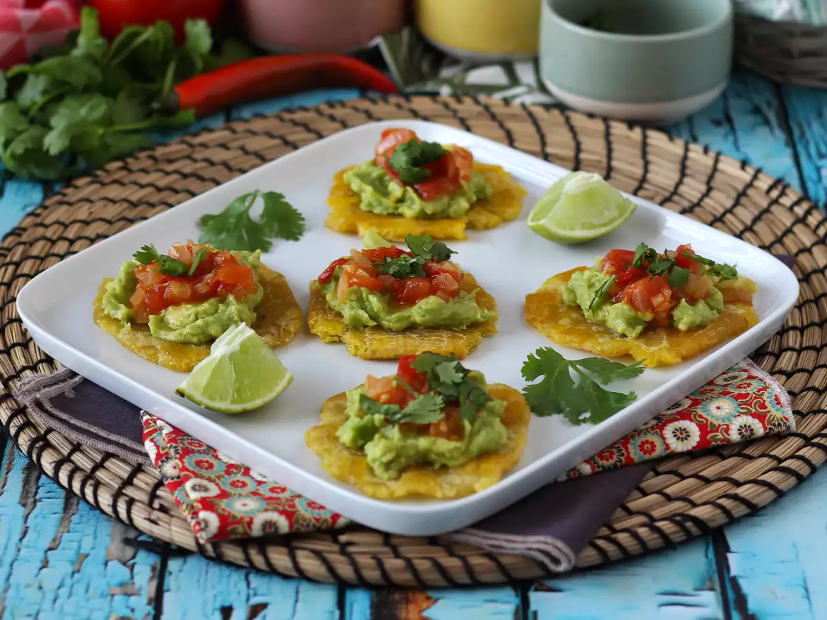 Patacones: kolumbijské smažené plantainy s guacamole a rajčaty - foto 2