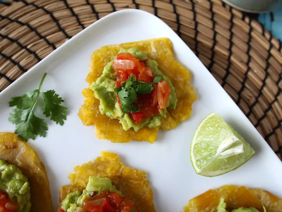 Patacones: kolumbijské smažené plantainy s guacamole a rajčaty - foto 3