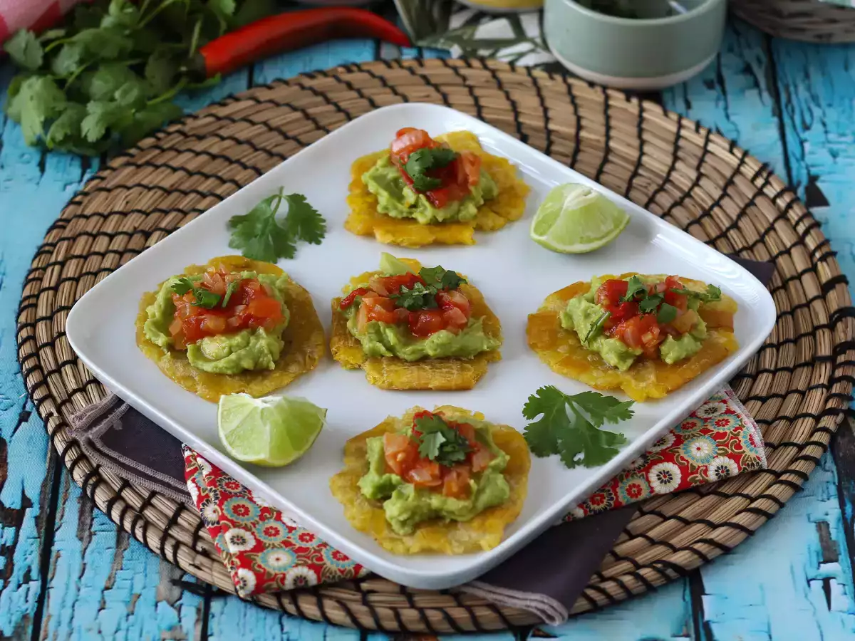 Patacones: kolumbijské smažené plantainy s guacamole a rajčaty - foto 4