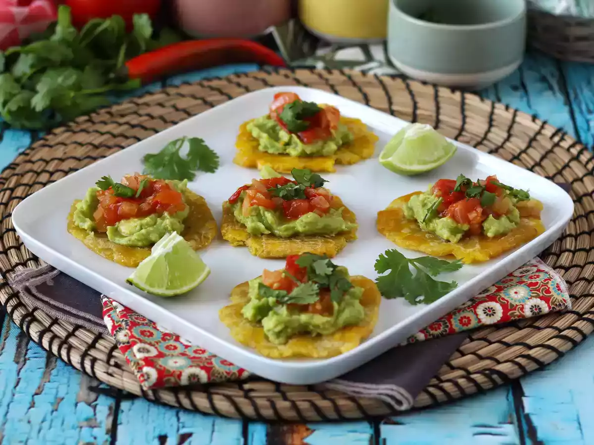 Patacones, kolumbijské toasty z plantainů s guacamole a rajčaty - foto 2