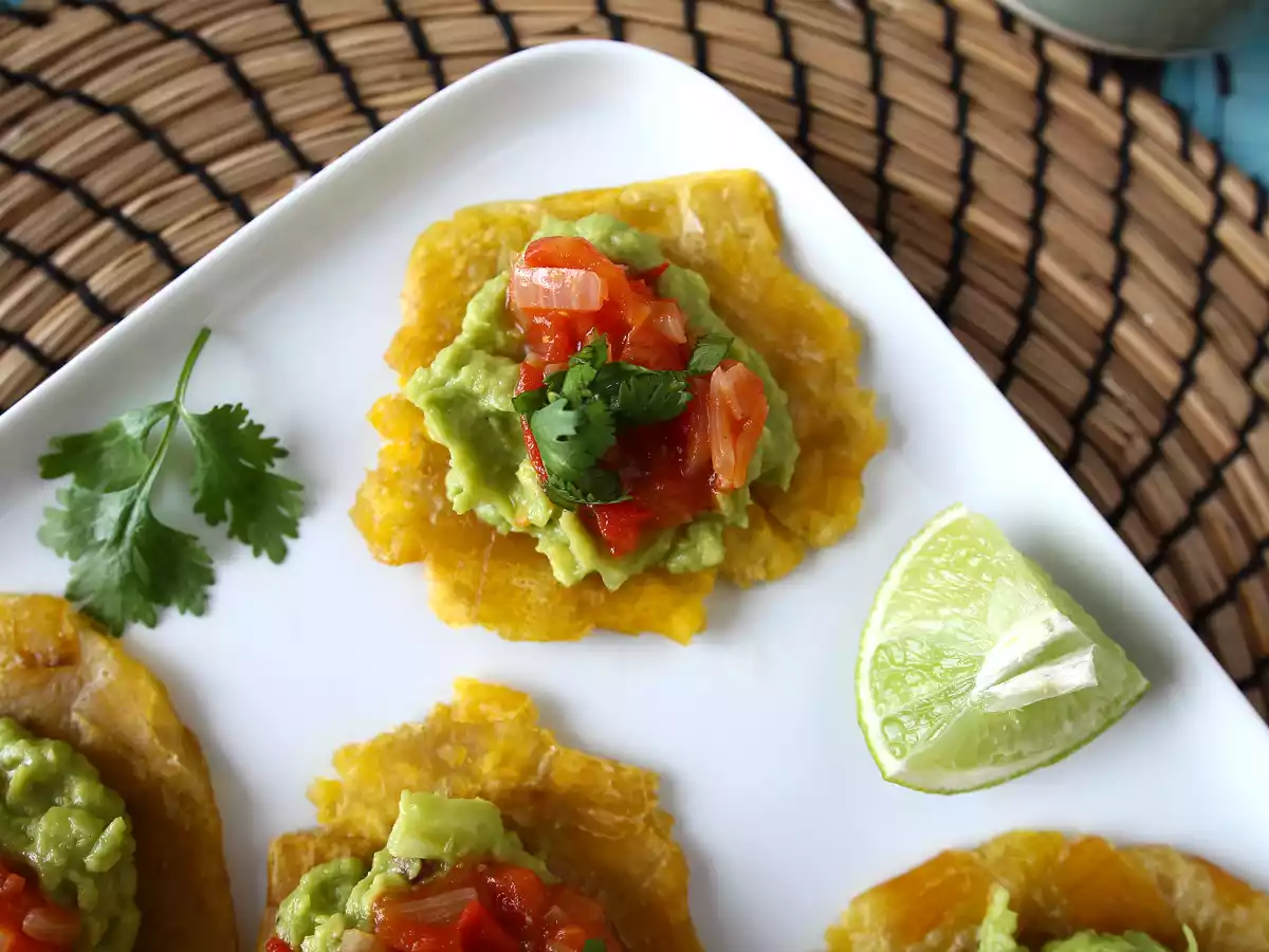 Patacones, kolumbijské toasty z plantainů s guacamole a rajčaty - foto 3