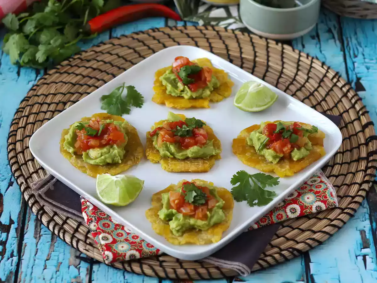 Patacones, kolumbijské toasty z plantainů s guacamole a rajčaty - foto 4