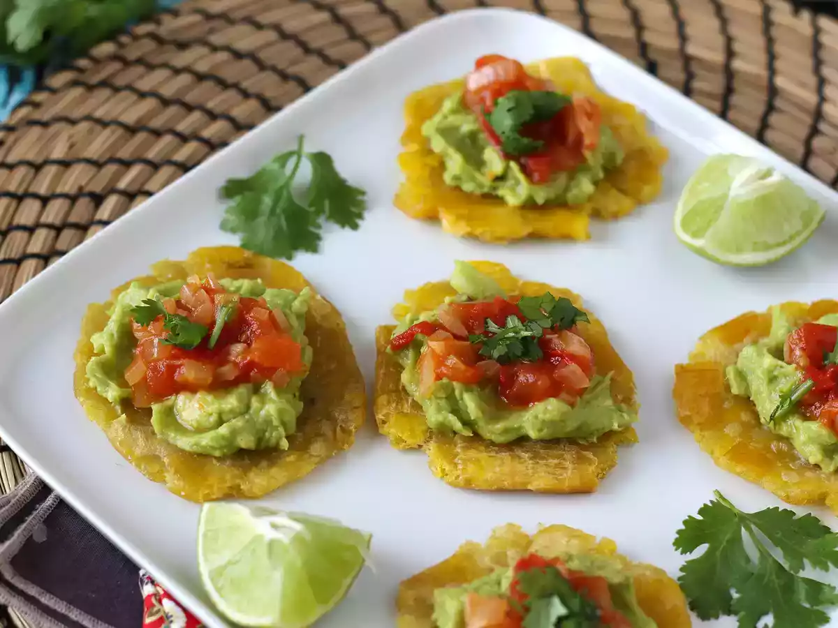 Patacones, kolumbijské toasty z plantainů s guacamole a rajčaty - foto 5
