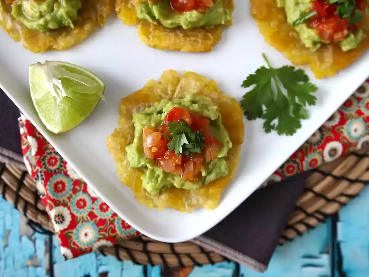 Patacones, kolumbijské toasty z plantainů s guacamole a rajčaty - foto 6