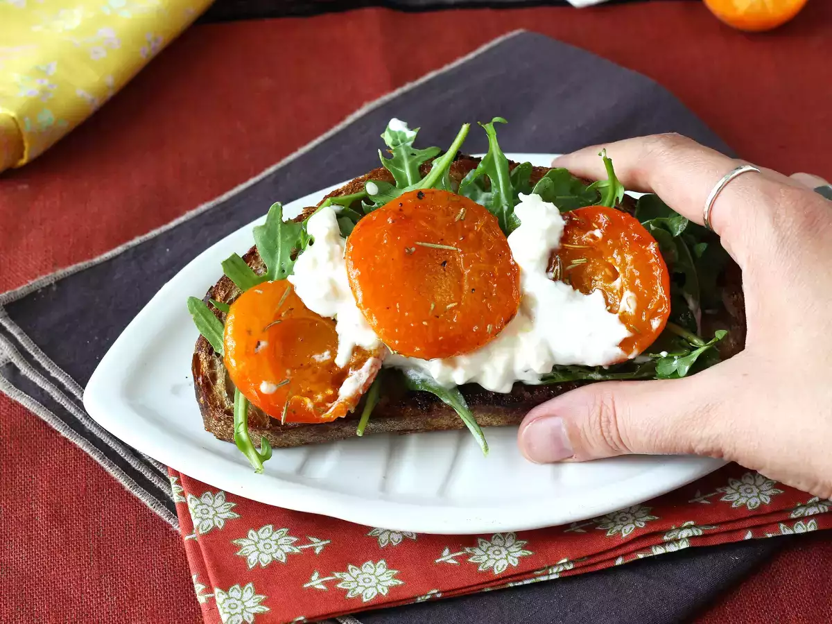 Pečené meruňky, rukola a burrata na toastu - foto 2