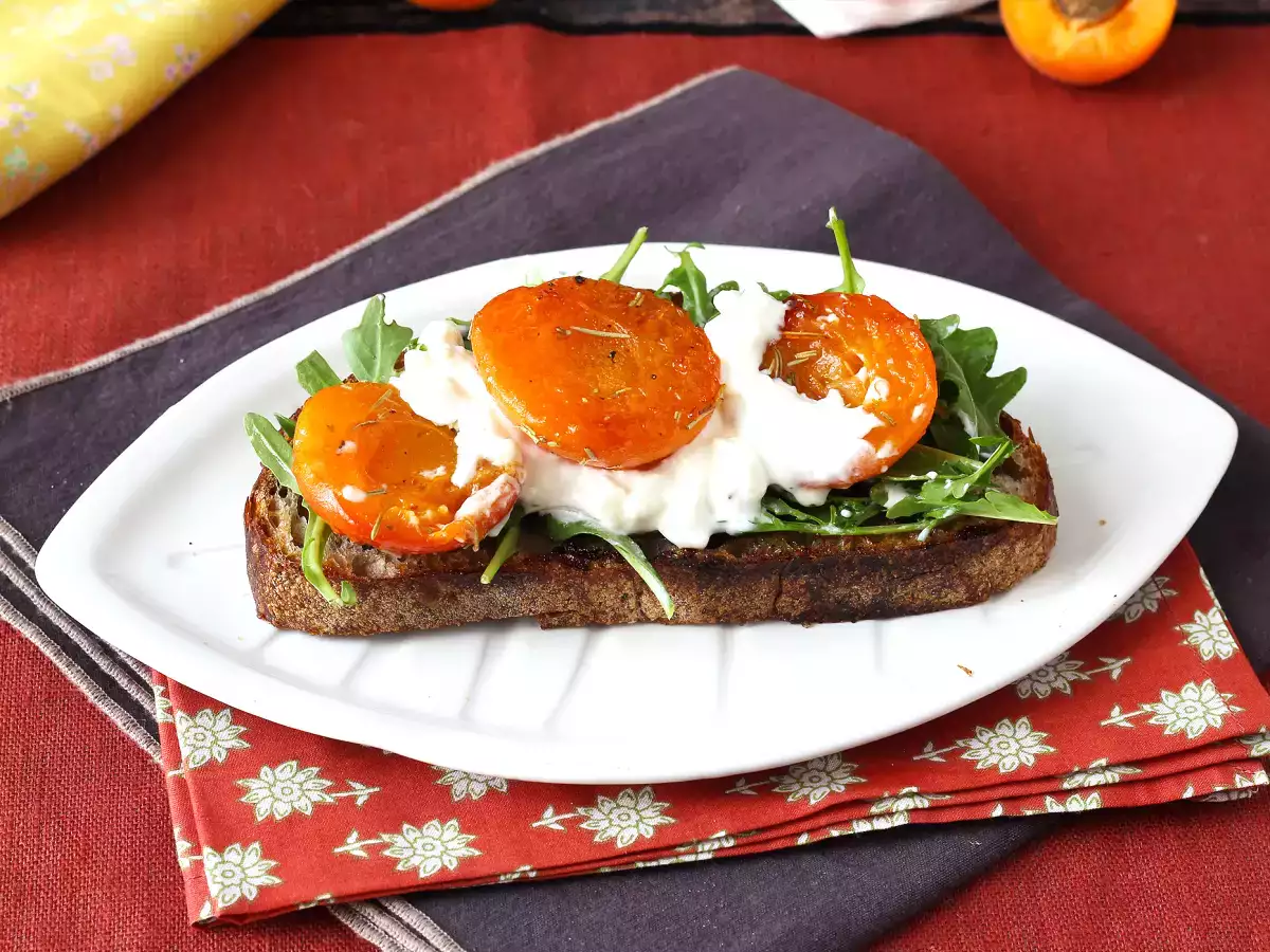 Pečené meruňky, rukola a burrata na toastu - foto 3