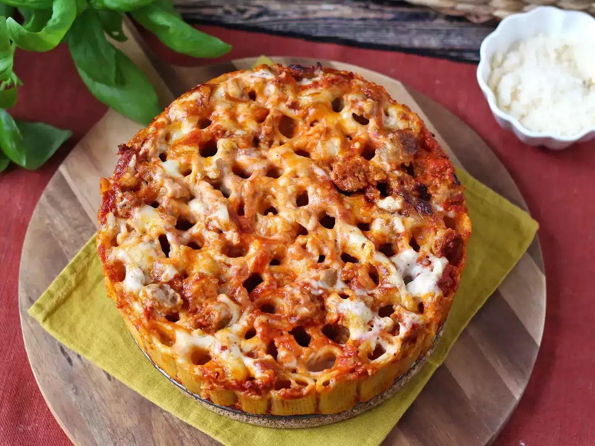 Pečený timballo z rigatoni s klobásou, bešamelem a mozzarellou