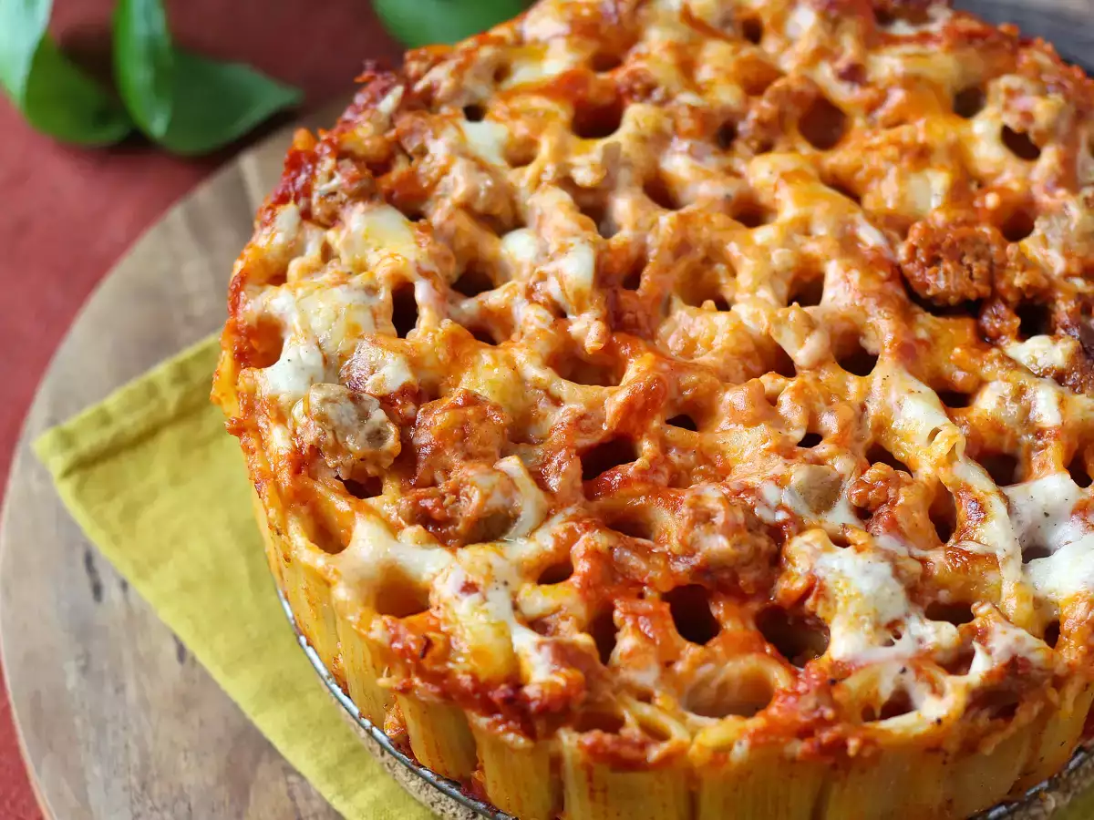Pečený timballo z rigatoni s klobásou, bešamelem a mozzarellou - foto 2
