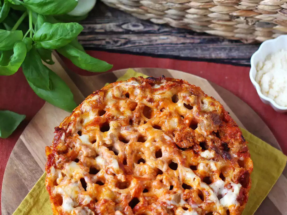 Pečený timballo z rigatoni s klobásou, bešamelem a mozzarellou - foto 3