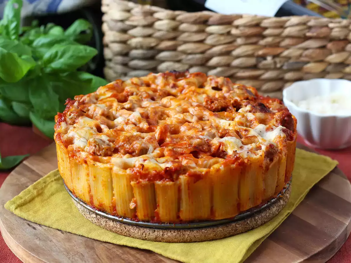 Pečený timballo z rigatoni s klobásou, bešamelem a mozzarellou - foto 4
