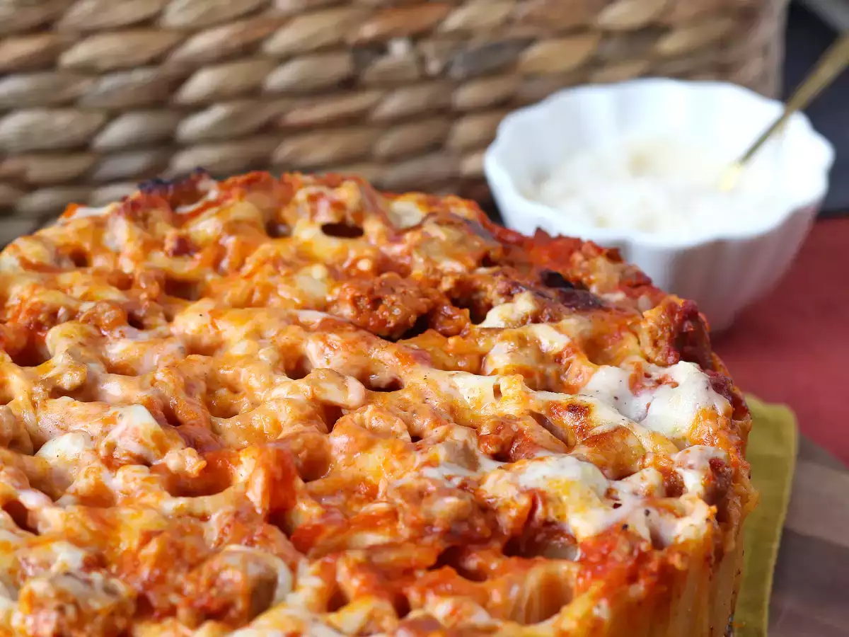 Pečený timballo z rigatoni s klobásou, bešamelem a mozzarellou - foto 5