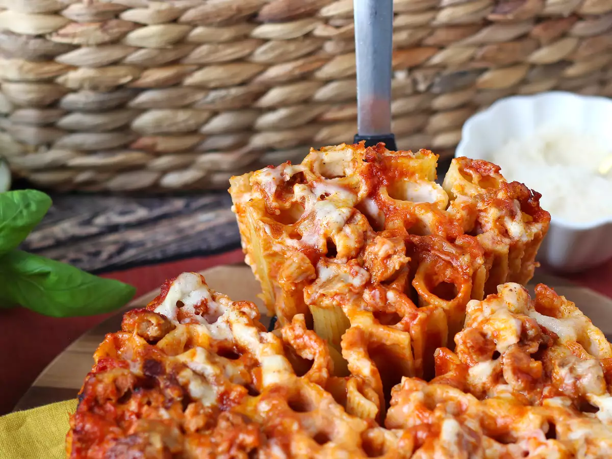 Pečený timballo z rigatoni s klobásou, bešamelem a mozzarellou - foto 6