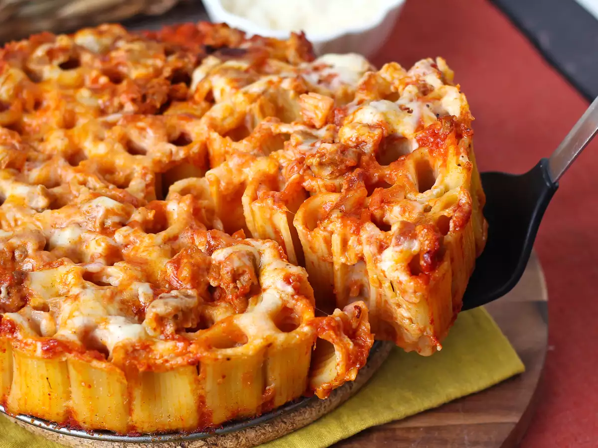Pečený timballo z rigatoni s klobásou, bešamelem a mozzarellou - foto 7