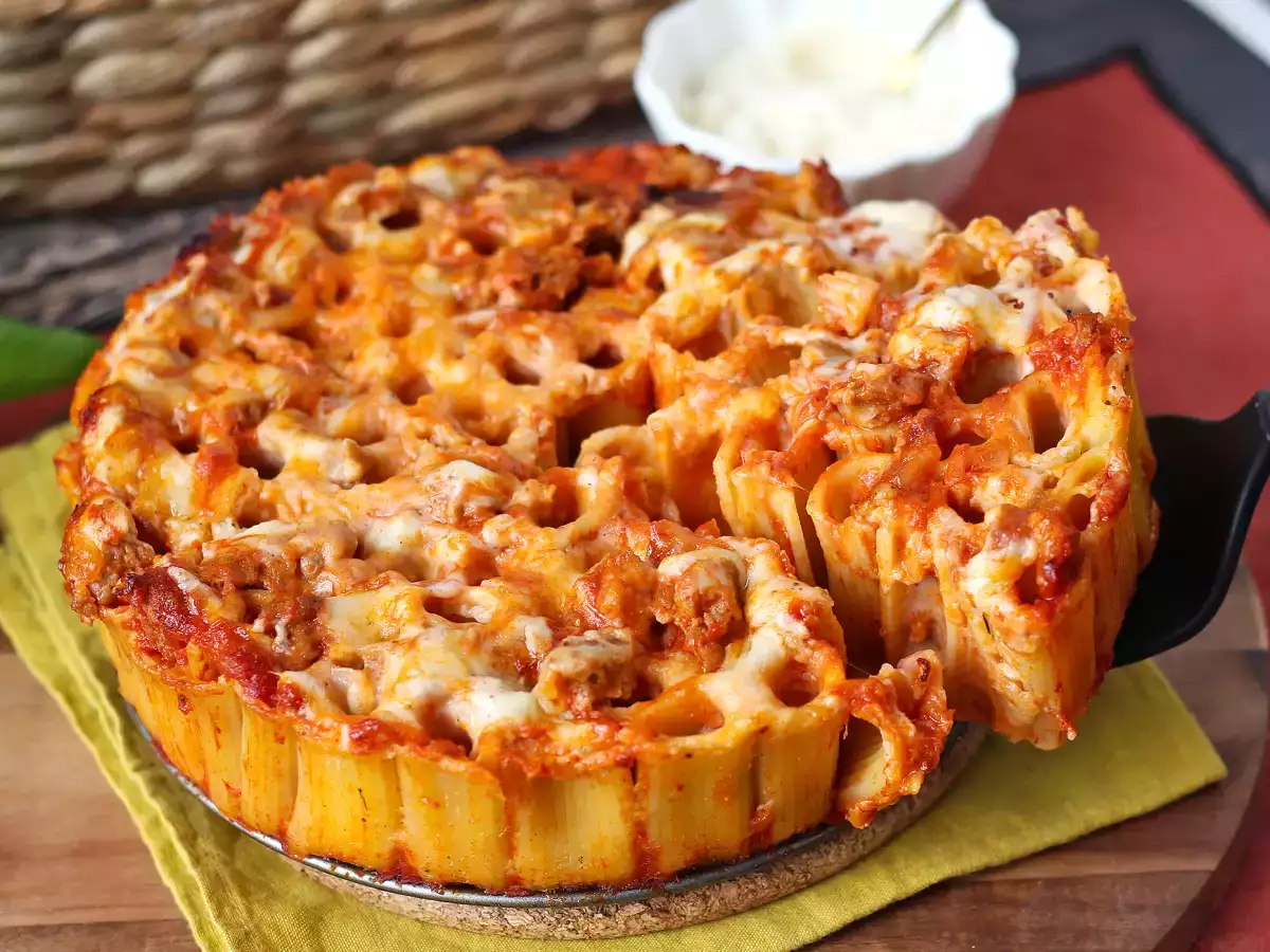 Pečený timballo z rigatoni s klobásou, bešamelem a mozzarellou - foto 8
