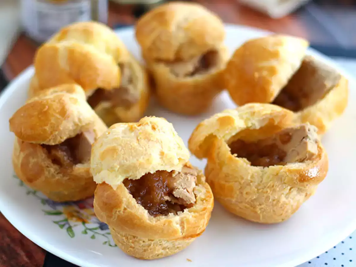 Pečivo z choux s foie gras a konfitovanou cibulí - foto 3