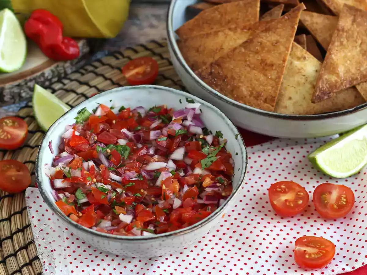 Pico de gallo a domácí tortilla chipsy