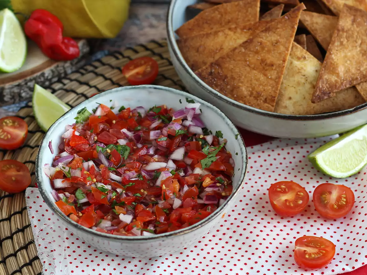 Pico de gallo s domácími tortilla chipsy