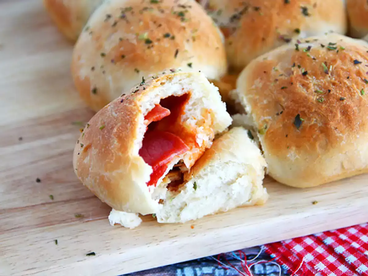 Pizza bochánky plněné šunkou a sýrem - foto 4