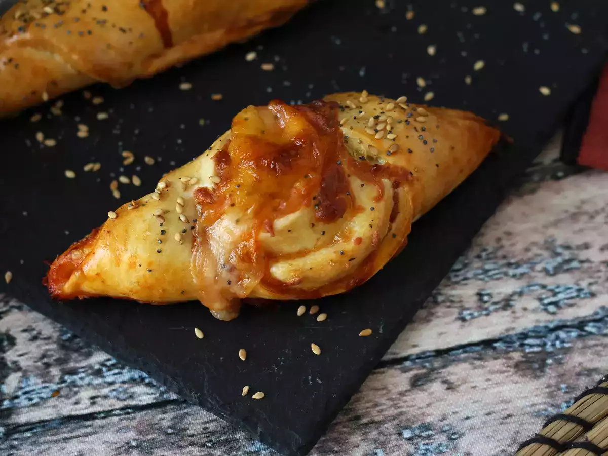 Pizza lodičky plněné rajčatovou omáčkou, šunkou a mozzarellou