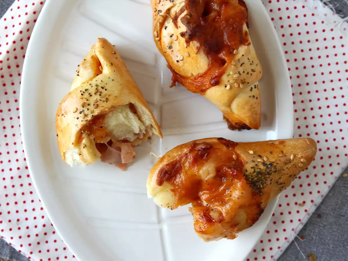Pizza lodičky plněné rajčatovou omáčkou, šunkou a mozzarellou - foto 5