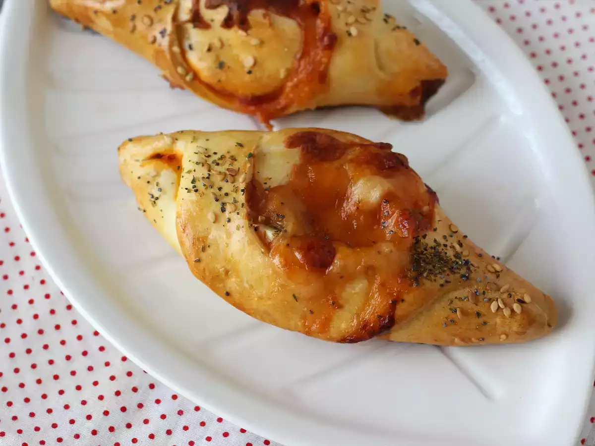 Pizza lodičky plněné rajčatovou omáčkou, šunkou a mozzarellou - foto 6