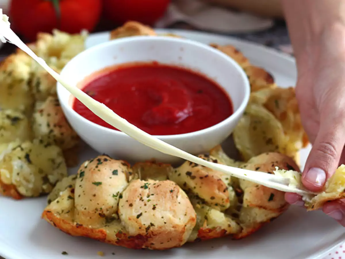 Pizza plněná mozzarellou ve tvaru koruny