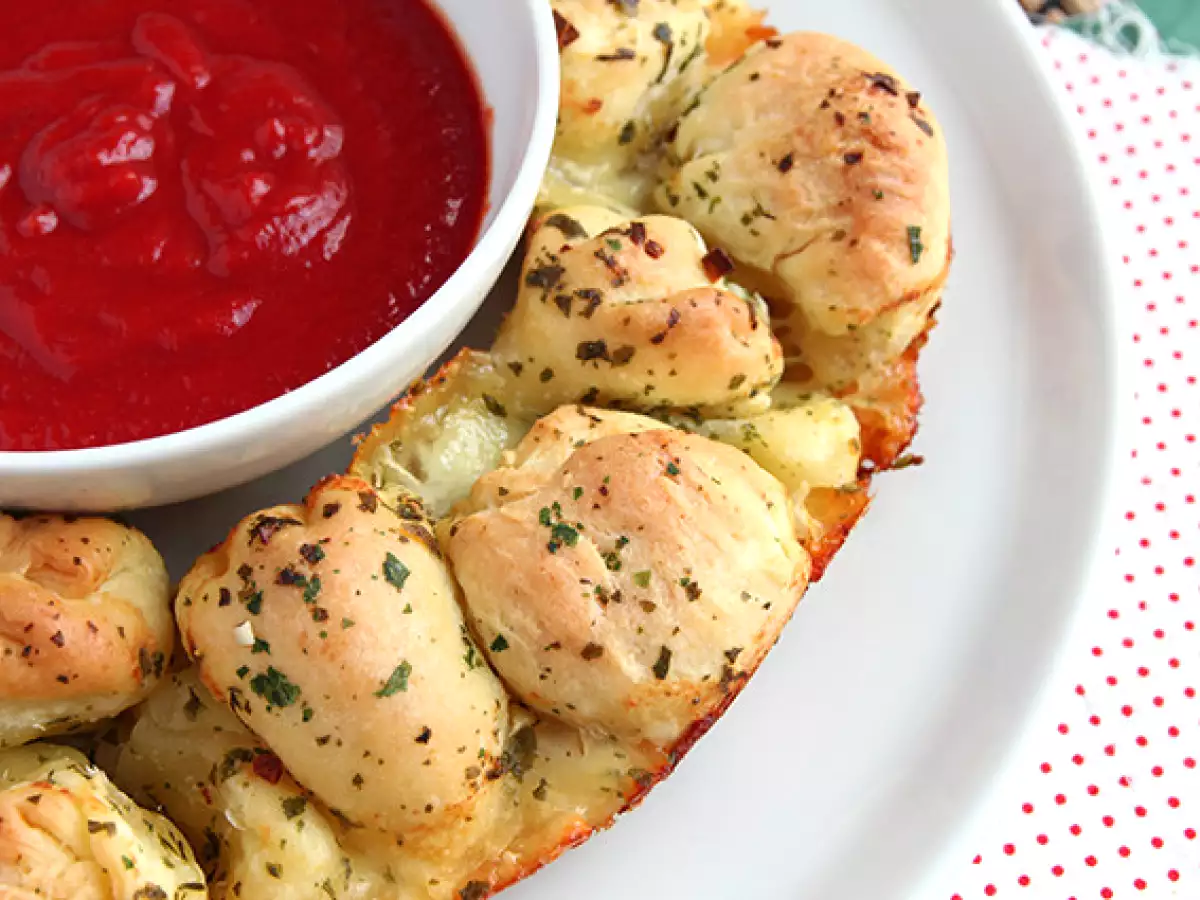 Pizza plněná mozzarellou ve tvaru koruny - foto 4