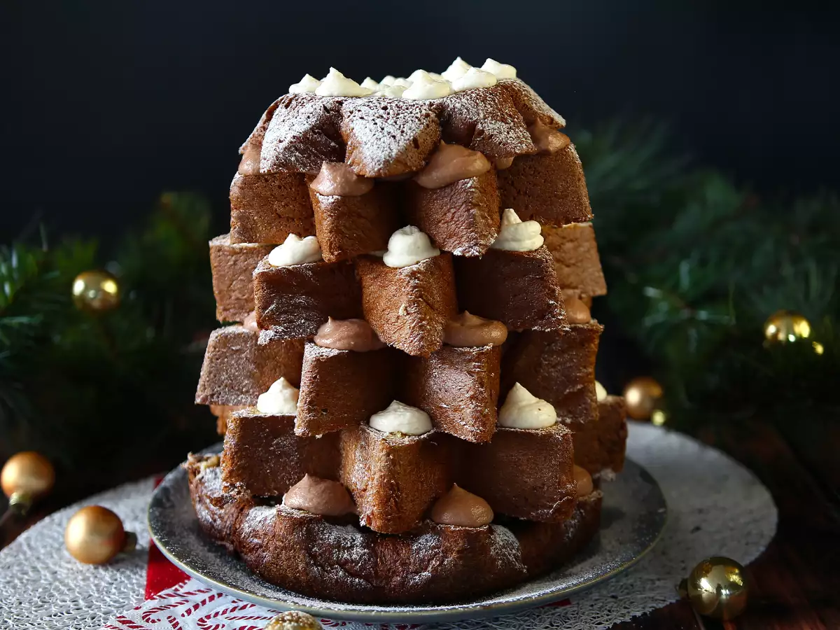 Plněné pandoro s lískooříškovým a vanilkovým krémem ve tvaru vánočního stromečku