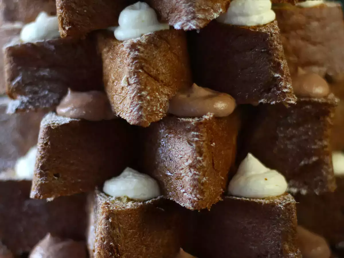 Plněné pandoro s lískooříškovým a vanilkovým krémem ve tvaru vánočního stromečku - foto 2