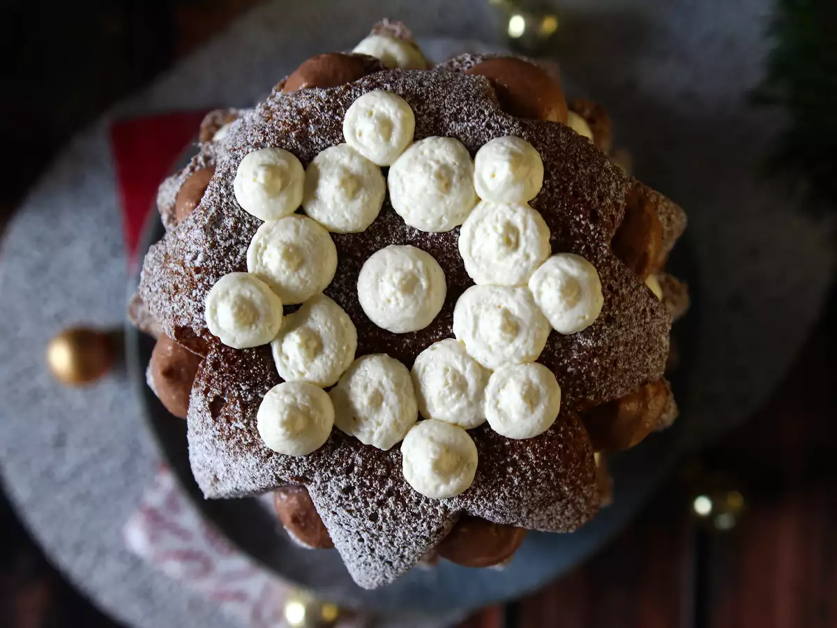 Plněné pandoro s lískooříškovým a vanilkovým krémem ve tvaru vánočního stromečku - foto 3