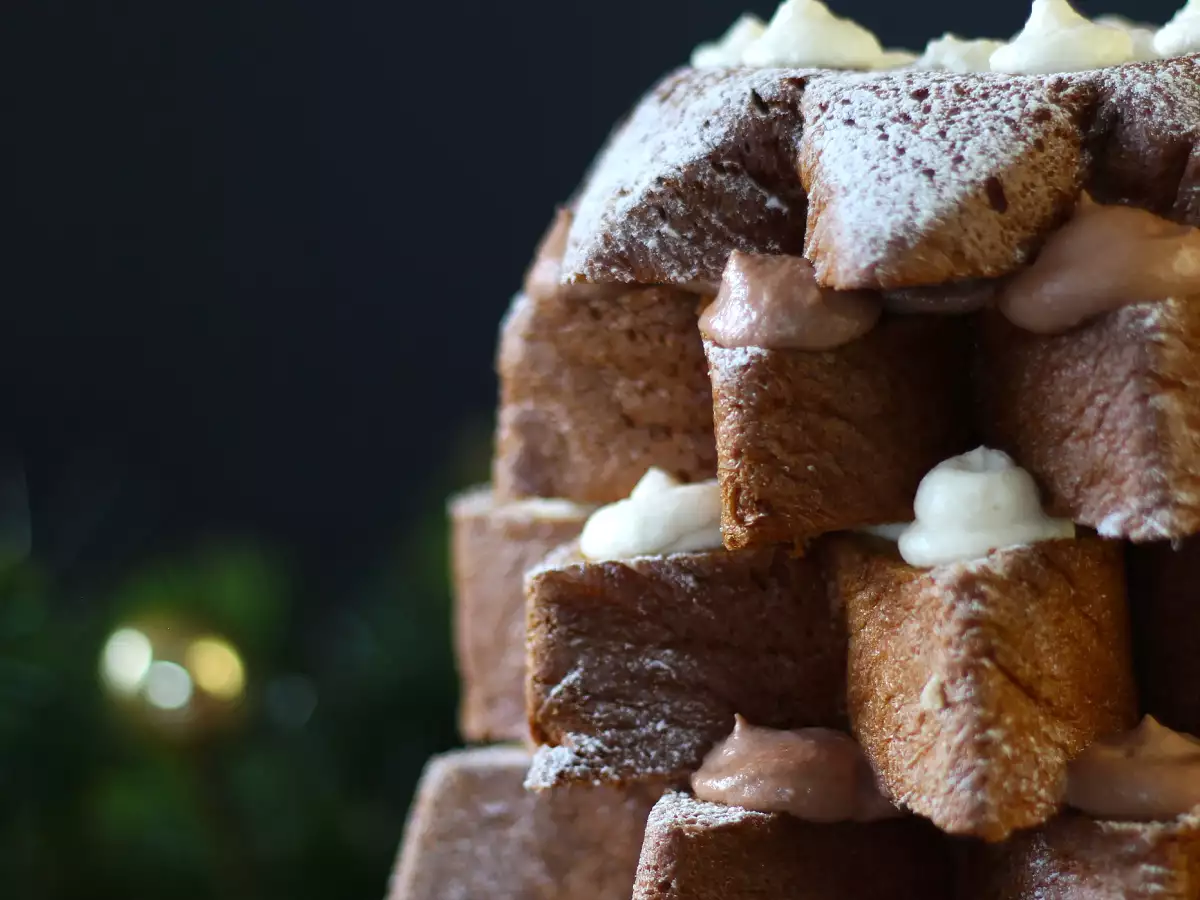 Plněné pandoro s lískooříškovým a vanilkovým krémem ve tvaru vánočního stromečku - foto 4