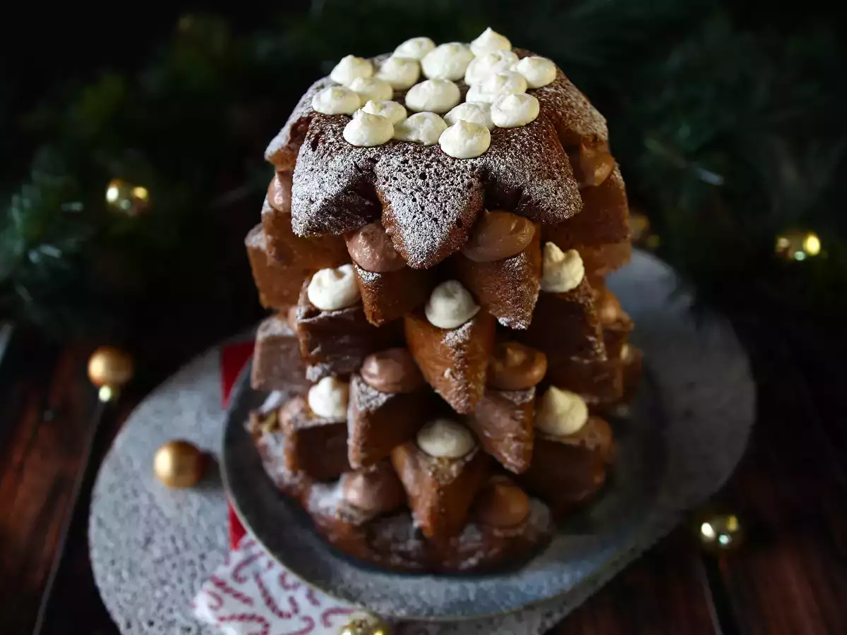 Plněné pandoro s lískooříškovým a vanilkovým krémem ve tvaru vánočního stromečku - foto 5