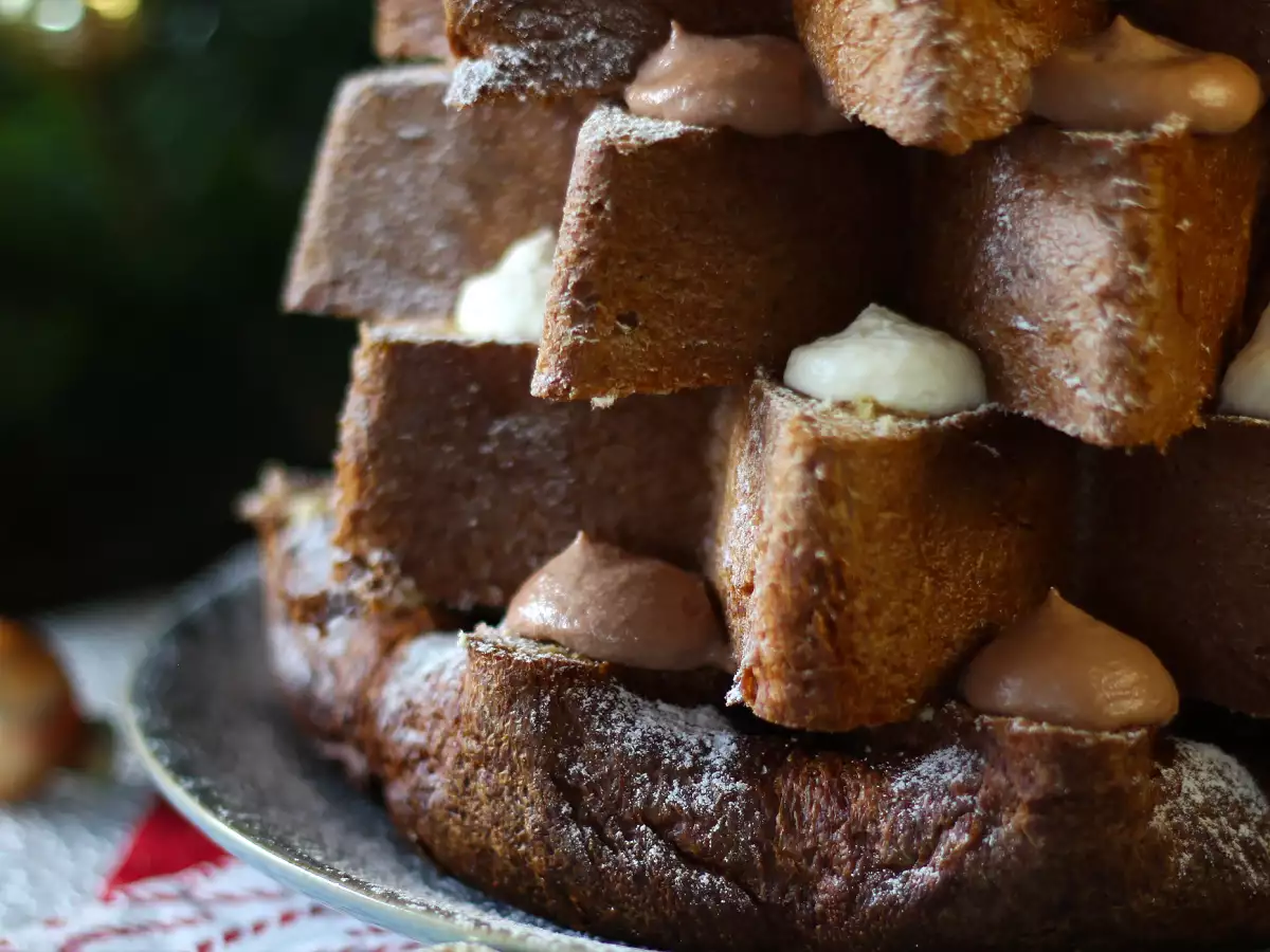 Plněné pandoro s lískooříškovým a vanilkovým krémem ve tvaru vánočního stromečku - foto 6