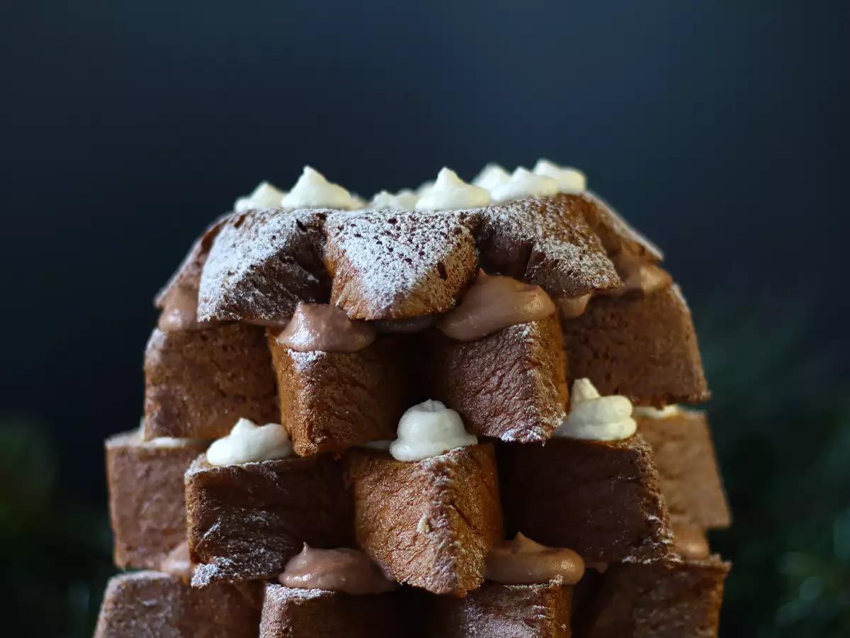 Plněné pandoro s lískooříškovým a vanilkovým krémem ve tvaru vánočního stromečku - foto 7