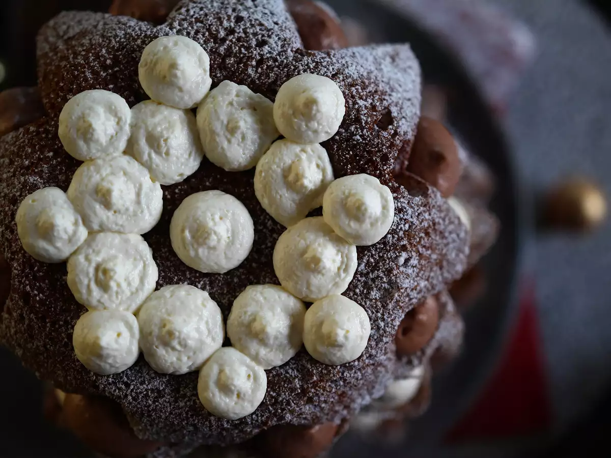 Plněné pandoro s lískooříškovým a vanilkovým krémem ve tvaru vánočního stromečku - foto 8