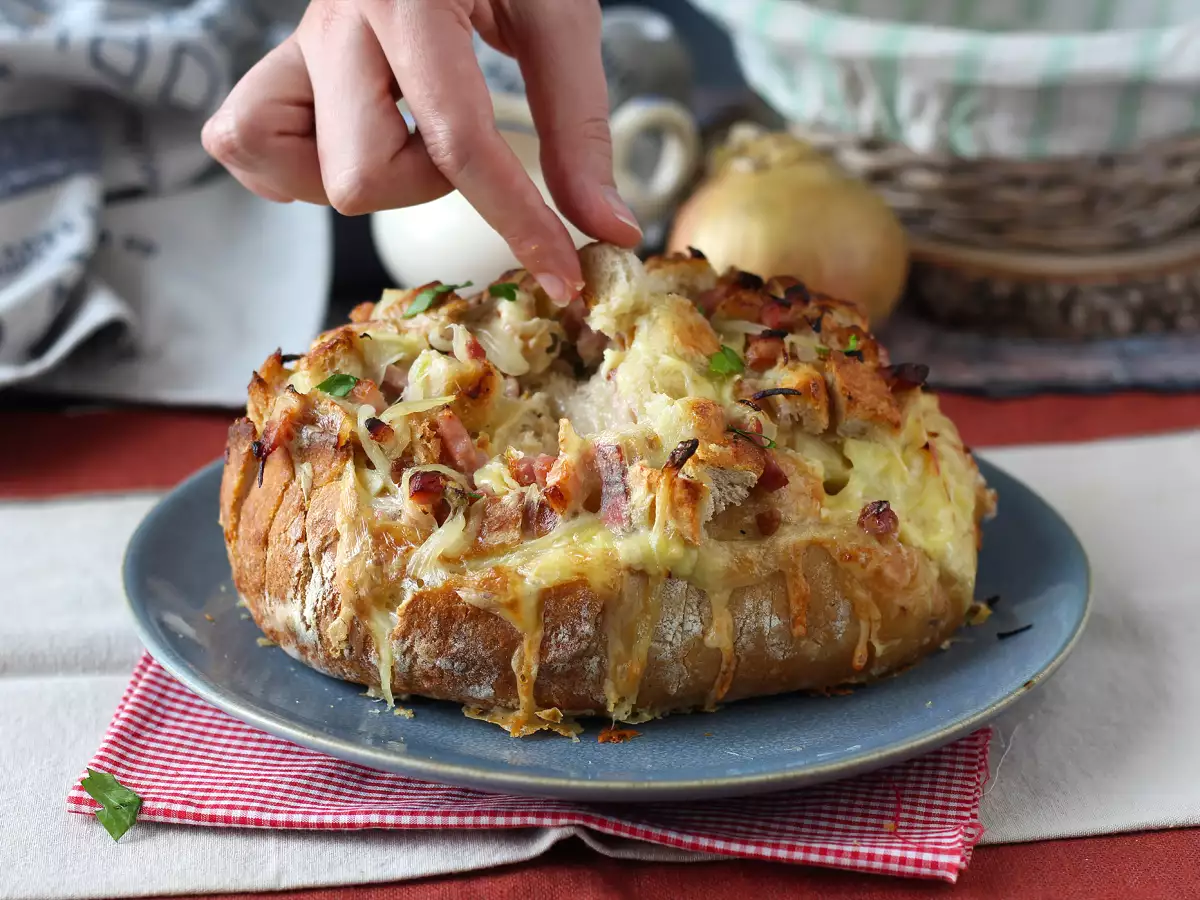 Plněný ježčí chléb ve stylu tartiflette