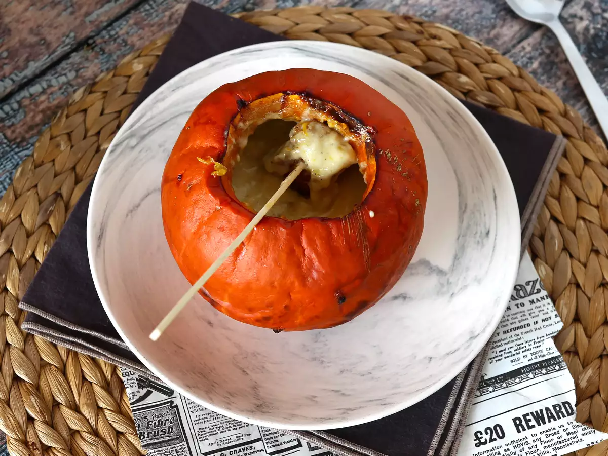 Podzimní fondue z reblochonu v dýni hokkaidó