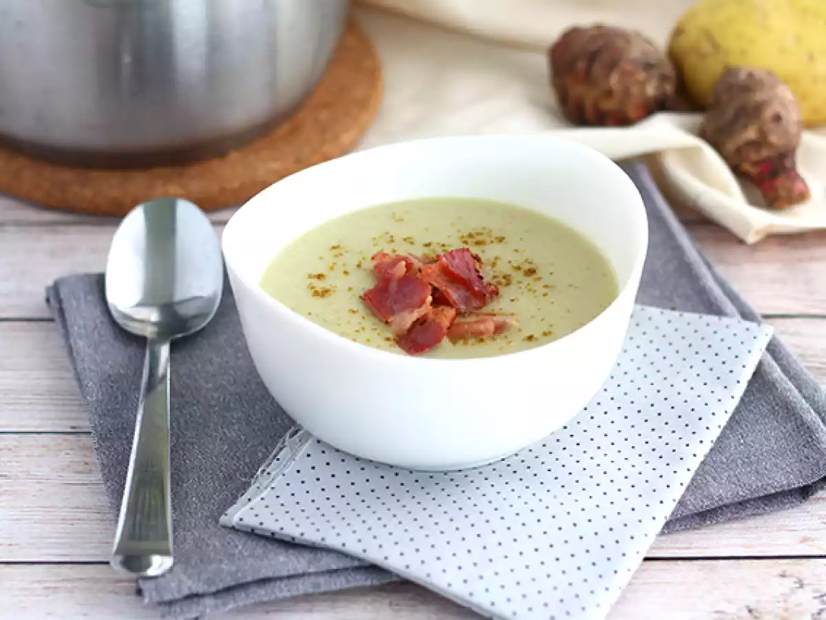 Polévka z topinamburů, brambor a slaniny