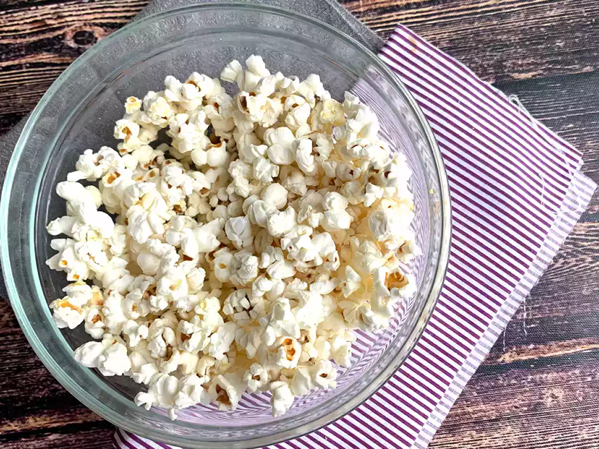 Popcorn bez oleje připravený v mikrovlnné troubě