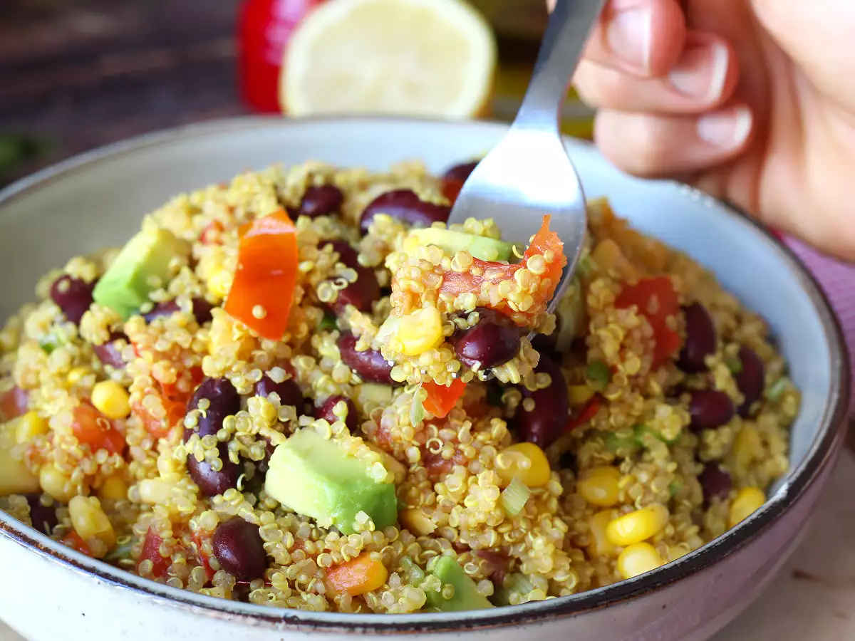 Proteinový salát z quinoa s červenými fazolemi a kukuřicí - foto 3