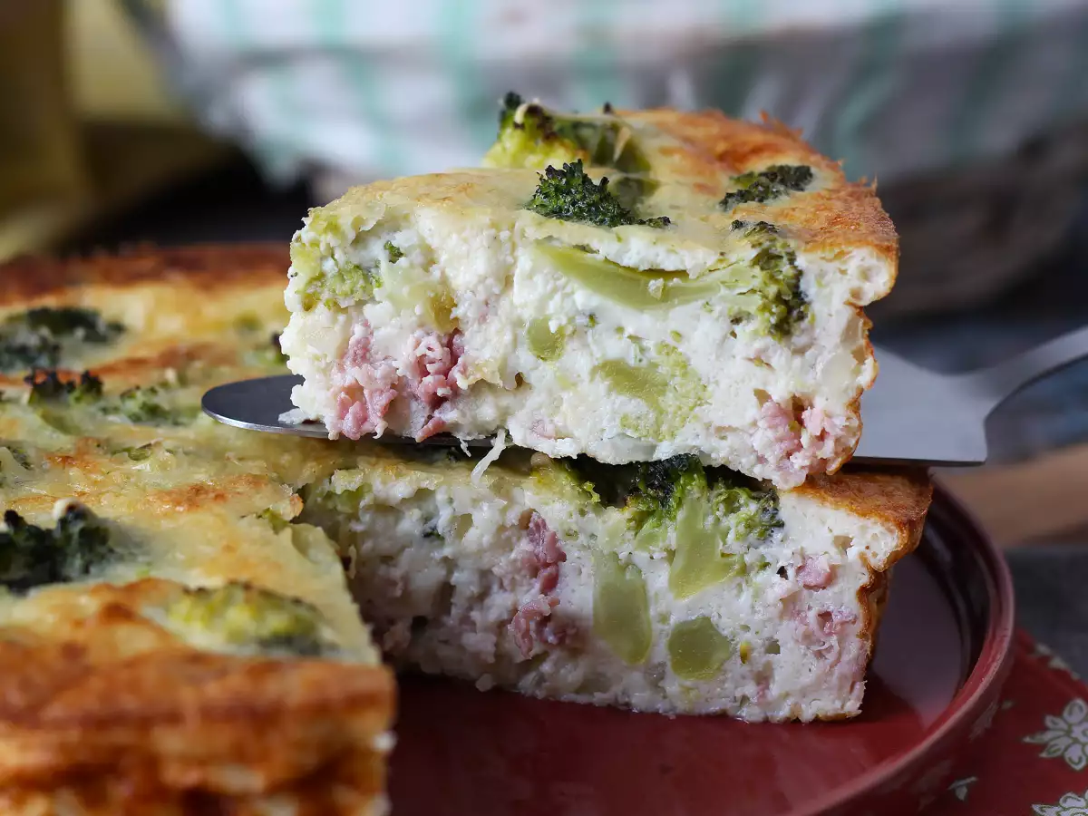 Quiche bez těsta s brokolicí, pancettou a cottage sýrem