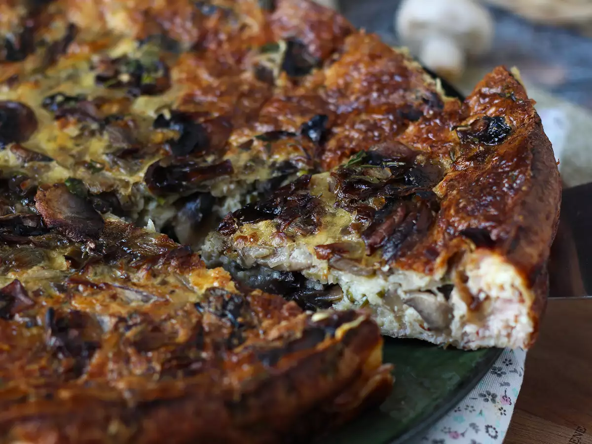 Quiche bez těsta s houbami, slaninou a sýrem cottage - foto 4
