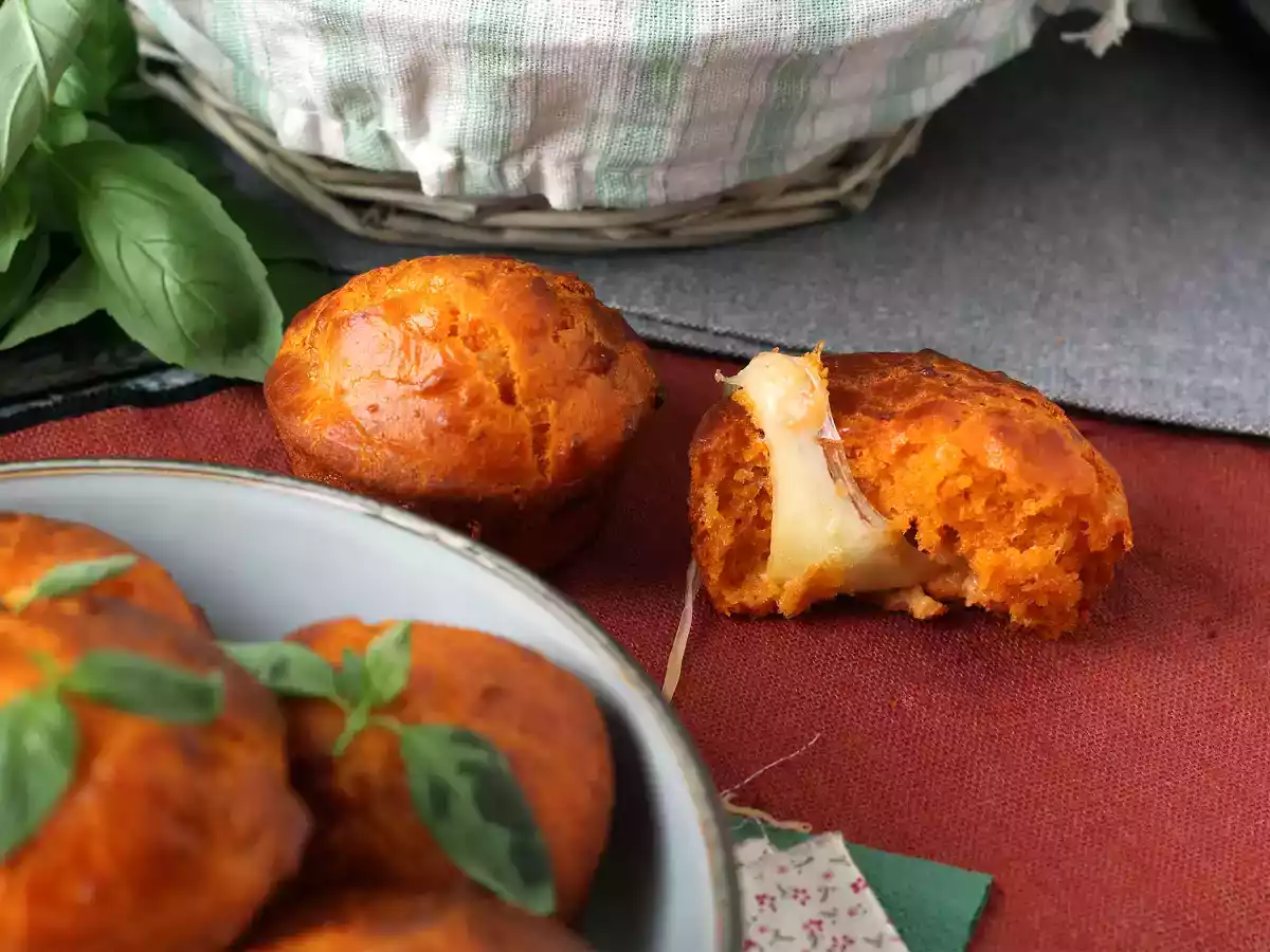 Rajčatové muffiny s tajícím srdcem z mozzarelly - foto 2