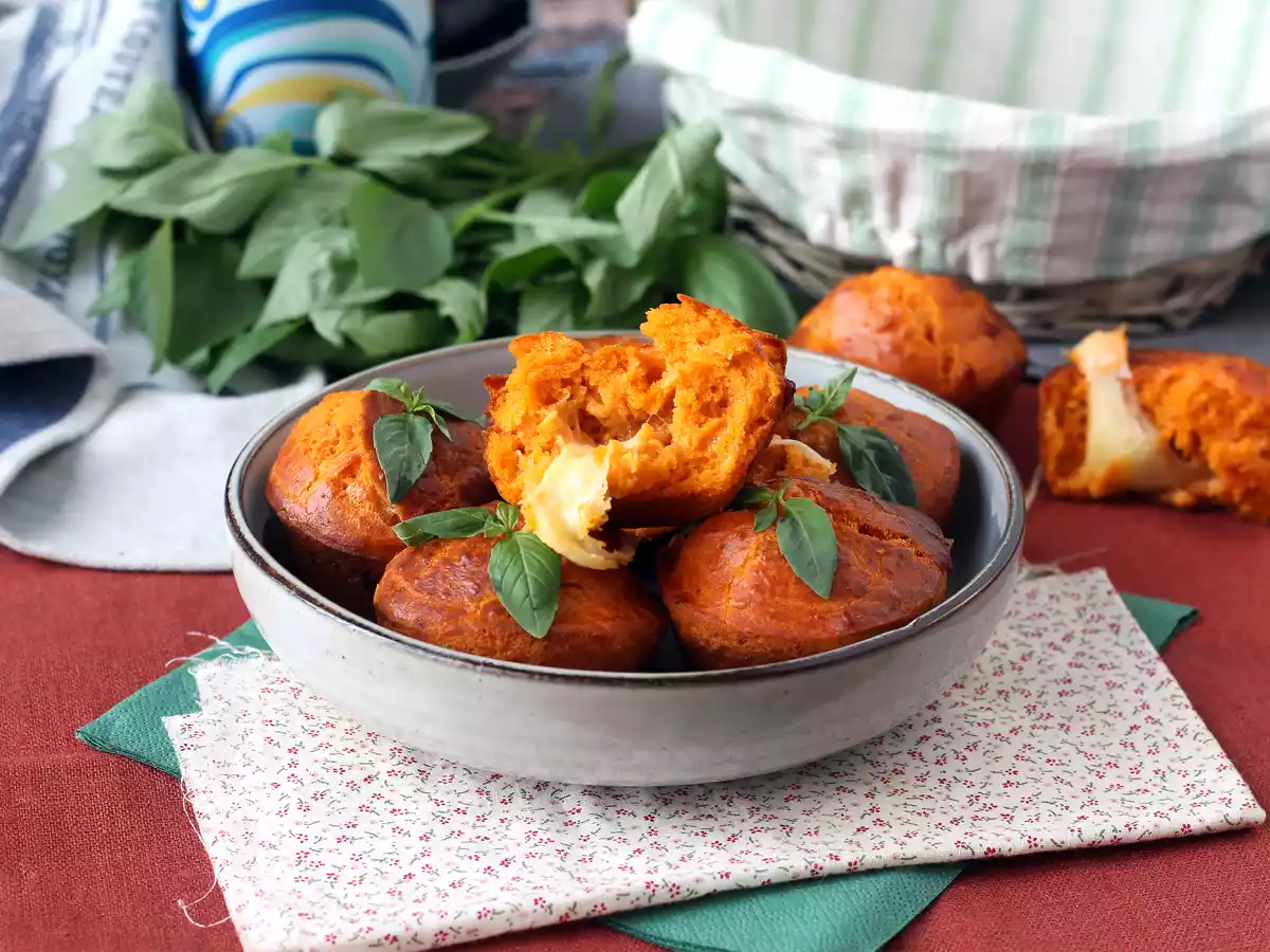 Rajčatové muffiny s tajícím srdcem z mozzarelly - foto 4