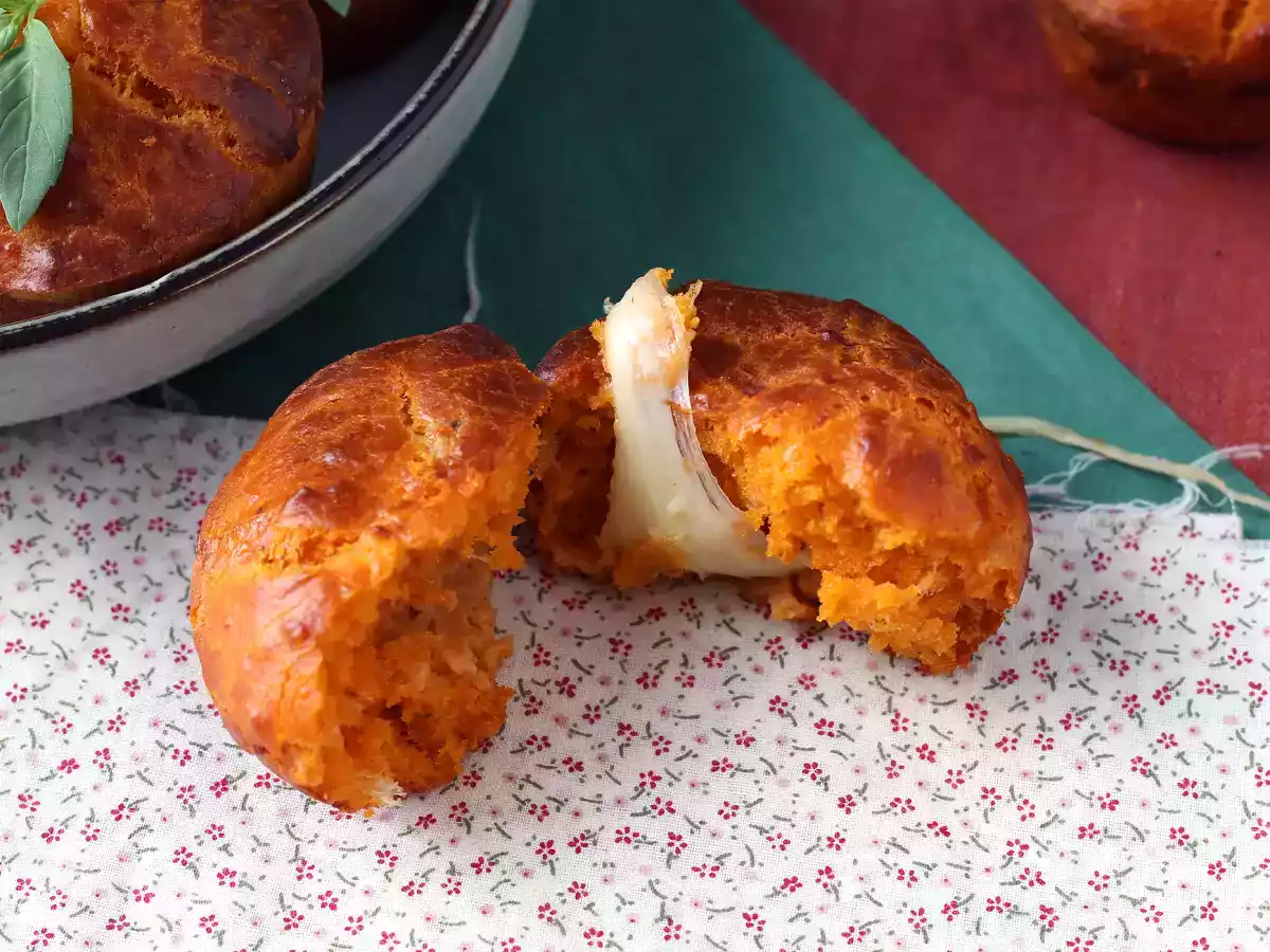 Rajčatové muffiny s tajícím srdcem z mozzarelly - foto 7