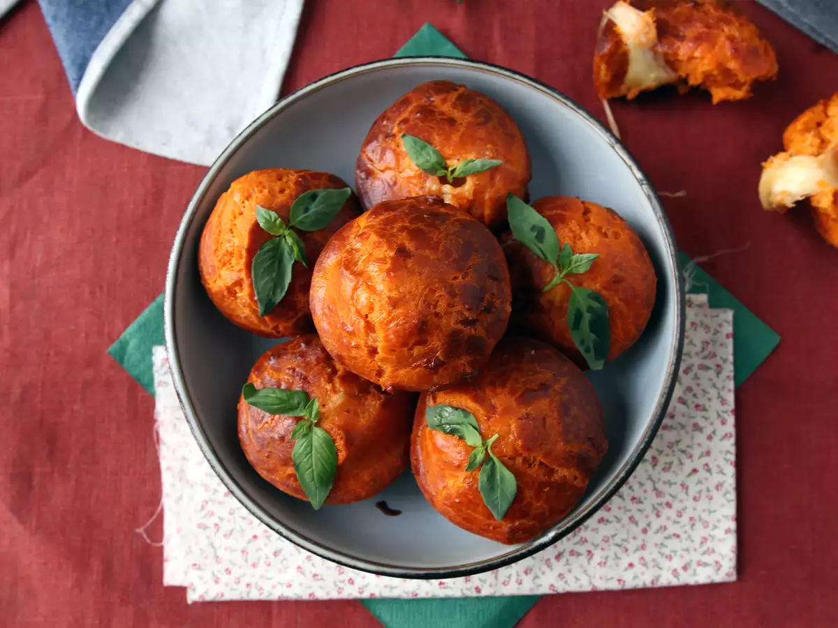 Rajčatové muffiny s tekutým mozzarellovým srdcem - foto 5