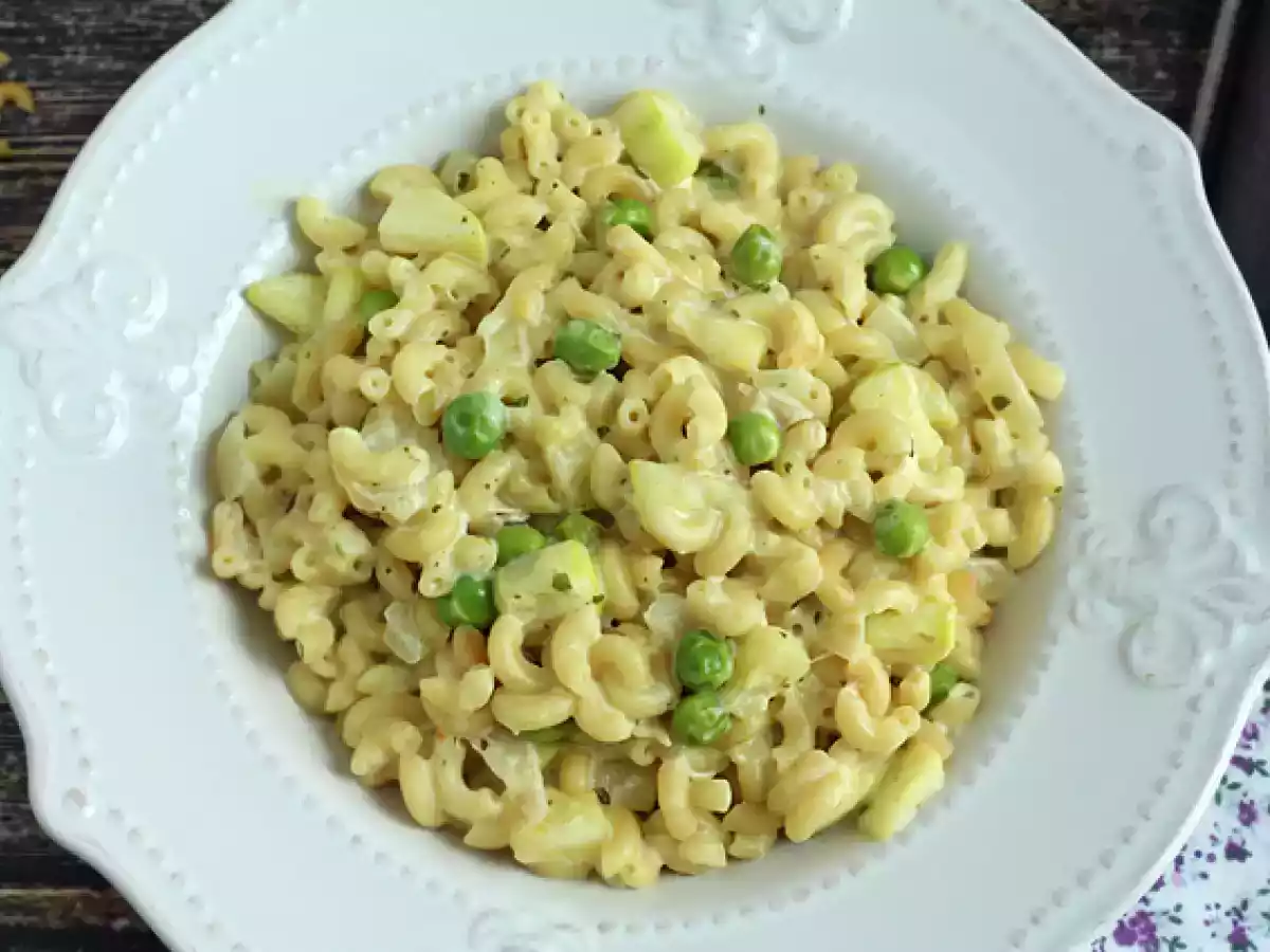 Rizoto s coquillettes, hráškem, cuketou, česnekem a bylinkovým sýrem - foto 4